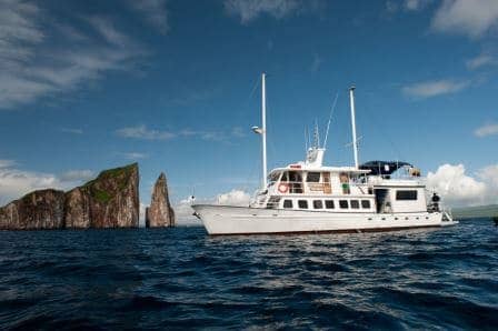 Galapagos-boat-Golondrina