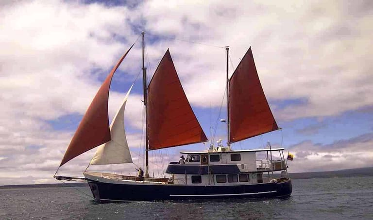 Galapagos-boat-Samba